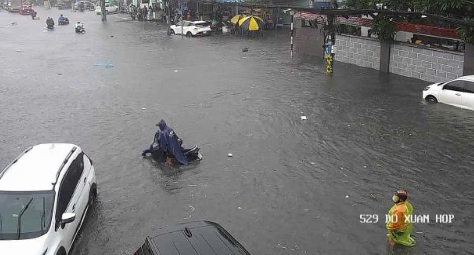 Khu vực đường Đỗ Xuân Hợp và đường Quốc Hương (TP Thủ Đức) ngập mênh mông trong cơn mưa chiều 8/10. Ảnh: Ảnh: UDI Maps/Công ty TNHH MTV Thoát nước Đô thị TPHCM. Khu vực đường Đỗ Xuân Hợp và đường Quốc Hương (TP Thủ Đức) ngập mênh mông trong cơn mưa chiều 8/10. Ảnh: Ảnh: UDI Maps/Công ty TNHH MTV Thoát nước Đô thị TPHCM.