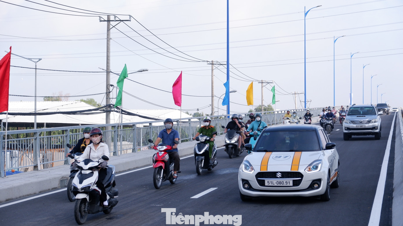 Người dân TP. Thủ Đức phấn khởi đi qua cầu Nam Lý vào sáng 2/10. Ảnh: Hữu Huy