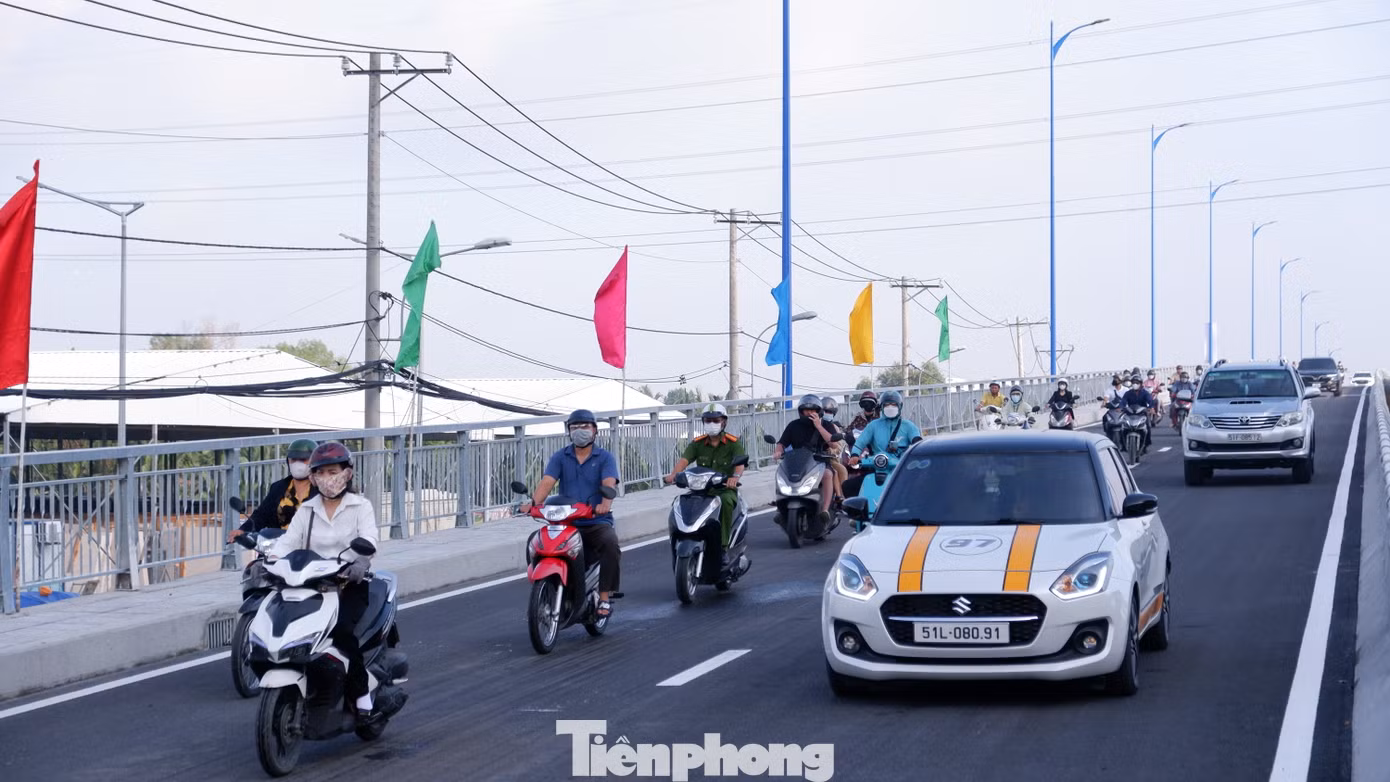 Người dân TP. Thủ Đức phấn khởi đi qua cầu Nam Lý vào sáng 2/10. Ảnh: Hữu Huy