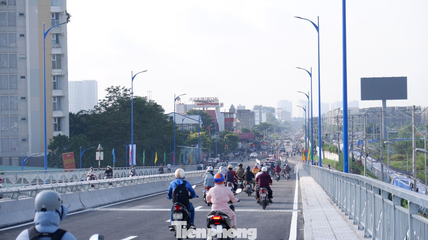 Đồng thời, xây dựng 301m đường hai đầu cầu và đường dân sinh hai bên cầu; xây dựng hệ thống chiếu sáng, trồng cây xanh, hệ thống thoát nước, tổ chức giao thông đồng bộ với công trình. Ảnh: Hữu Huy