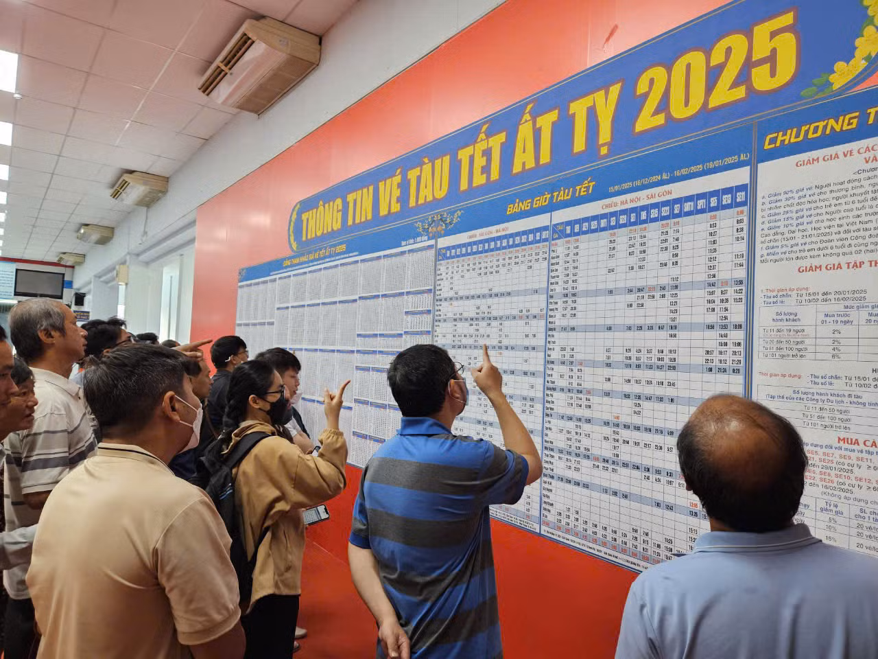Hành khách tra cứu thông tin giá vé, giờ chạy tàu Tết Ất Tỵ năm 2025 tại ga Sài Gòn.