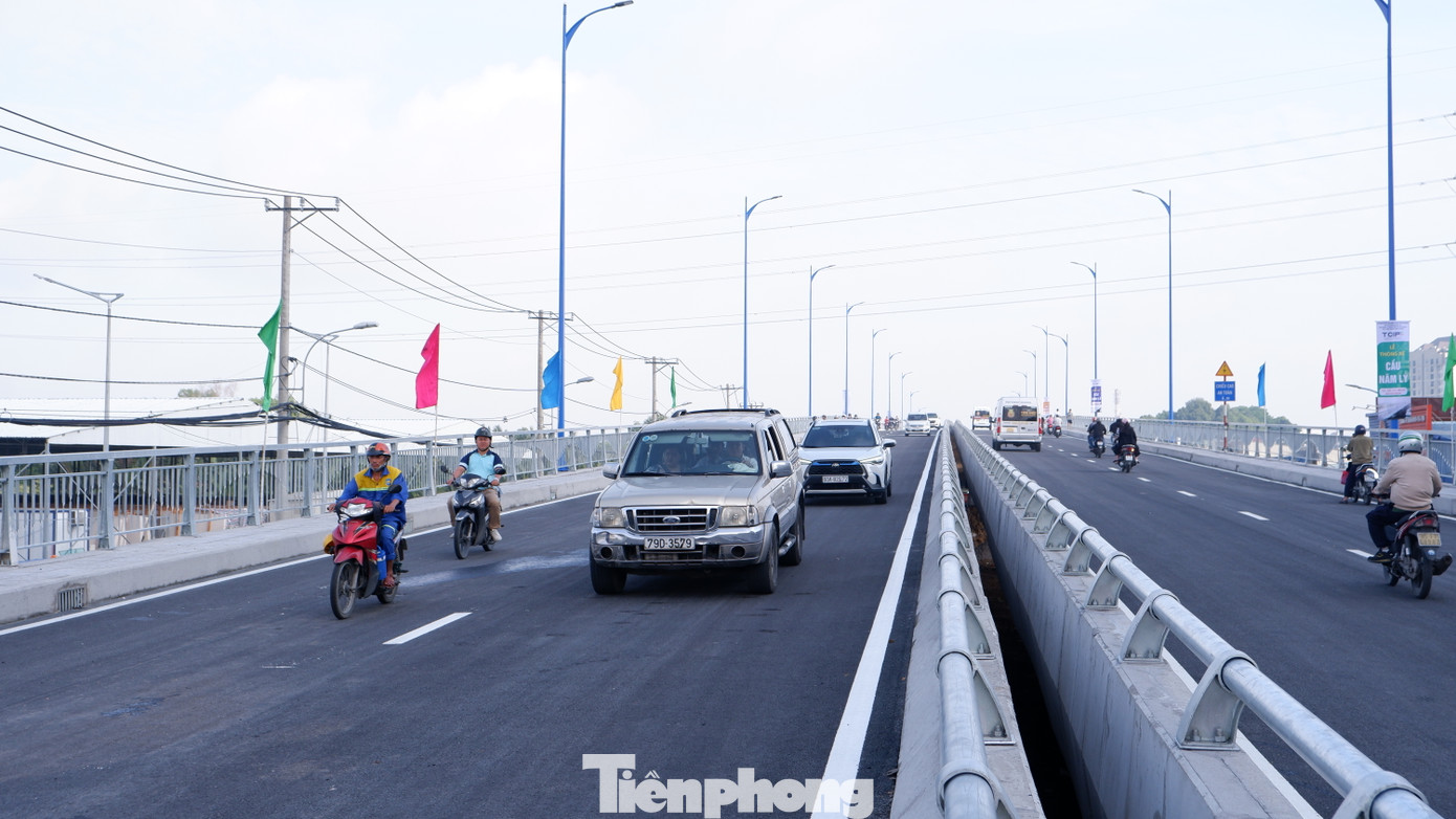 Những phương tiện đầu tiên lưu thông qua cầu Nam Lý mới. Ảnh: Hữu Huy