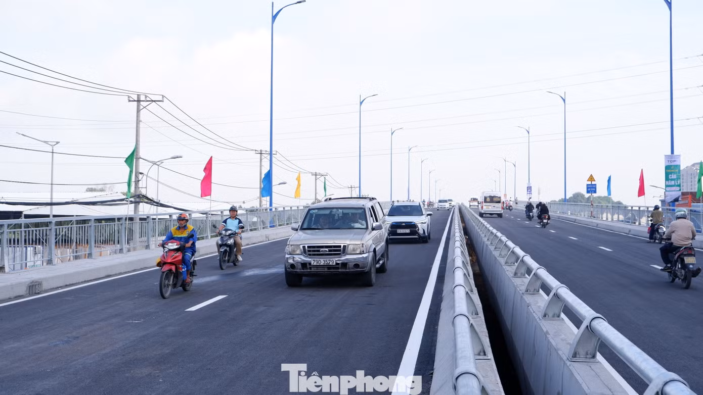 Những phương tiện đầu tiên lưu thông qua cầu Nam Lý mới. Ảnh: Hữu Huy