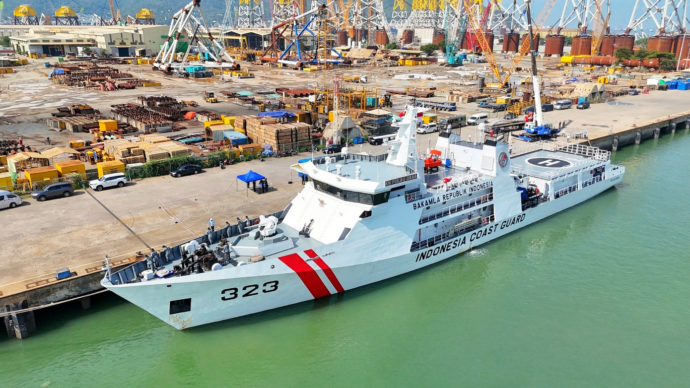 Tàu cảnh sát biển KN. Pulau Dana - số hiệu 323 thuộc Lực lượng Cảnh sát biển Indonesia cập cảng PTSC - Vũng Tàu vào trưa nay (8/10). Nguồn: Bộ Tư lệnh Vùng Cảnh sát biển 3.