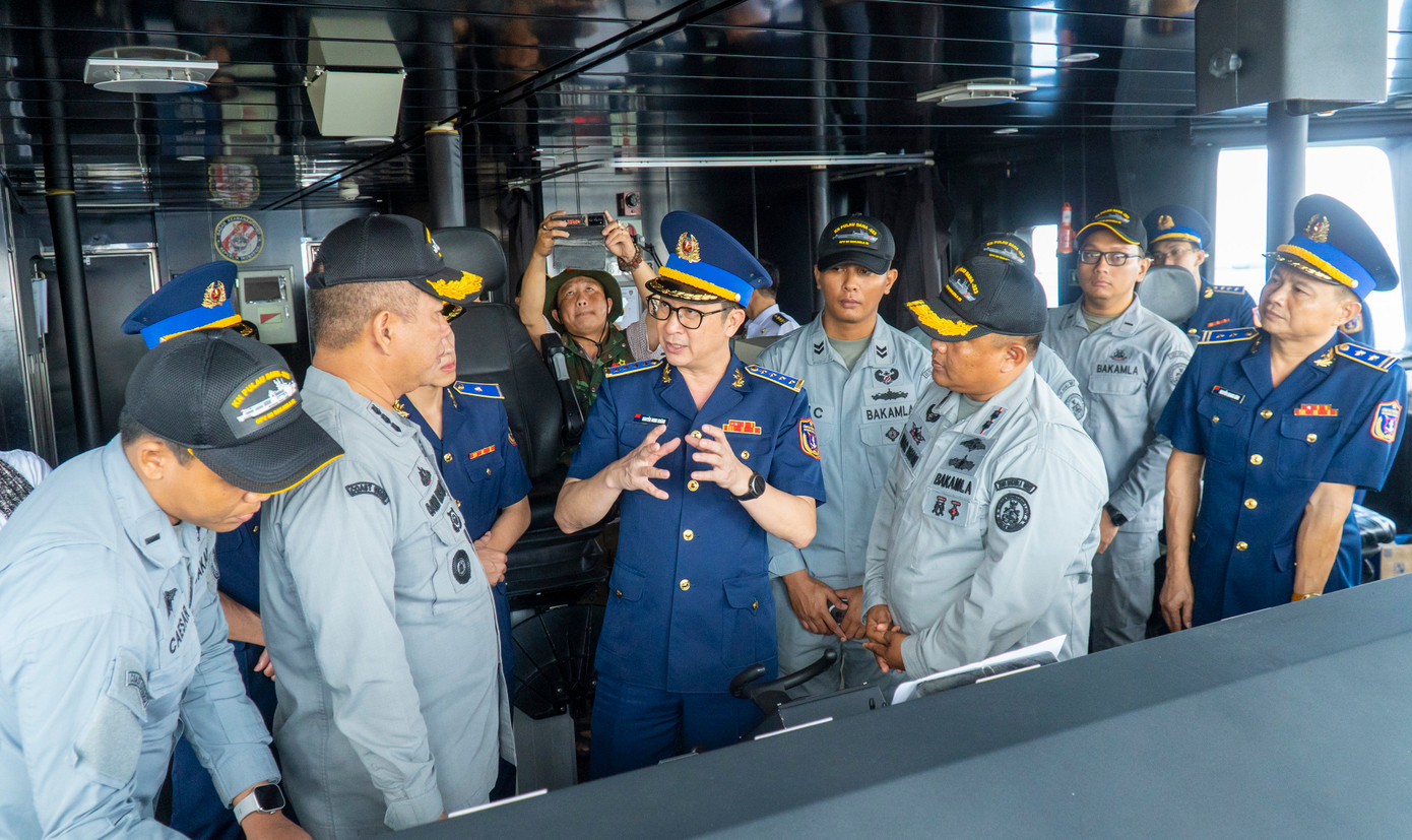 Ngay sau lễ đón, các đại biểu lên tham quan tàu KN, Pulau Dana - 323 của lực lượng Cảnh sát biển Indonesia. Nguồn: Bộ Tư lệnh Vùng Cảnh sát biển 3