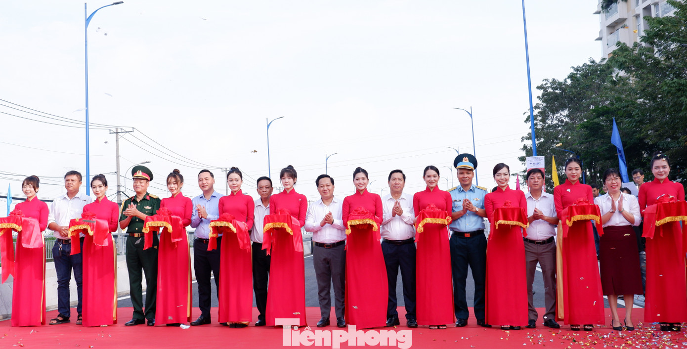 Các đại biểu thực hiện nghi thức thông xe cầu Nam Lý, TP Thủ Đức vào sáng 2/10. Ảnh: Hữu Huy