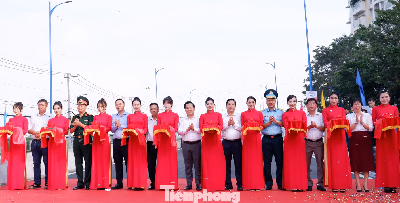 Các đại biểu thực hiện nghi thức thông xe cầu Nam Lý, TP Thủ Đức vào sáng 2/10. Ảnh: Hữu Huy