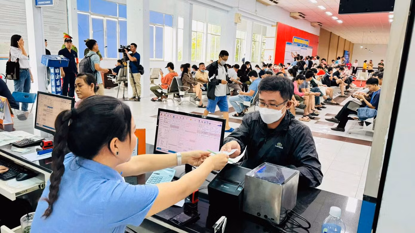 Một trong những hành khách đầu tiên mua được vé tàu Tết 2025.