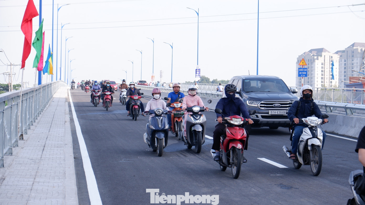 Quy mô dự án gồm xây dựng mới 2 cầu bê tông cốt thép, cách nhau 0,5m. Mỗi cầu dài 449m rộng 10 m với 2 làn xe. Ảnh: Hữu Huy