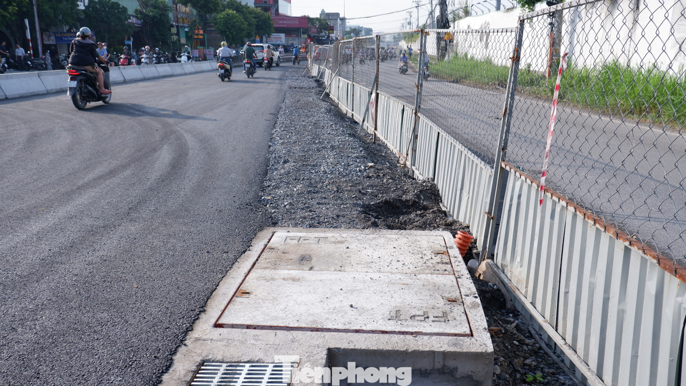 Chủ đầu tư cho biết hạng mục đường dân sinh và các công tác hoàn thiện còn lại sẽ được thi công để hoàn thành toàn bộ công trình trong tháng 12 năm nay. Ảnh: Hữu Huy