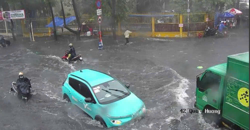 Khu vực đường Đỗ Xuân Hợp và đường Quốc Hương (TP Thủ Đức) ngập mênh mông trong cơn mưa chiều 8/10. Ảnh: Ảnh: UDI Maps/Công ty TNHH MTV Thoát nước Đô thị TPHCM. Khu vực đường Đỗ Xuân Hợp và đường Quốc Hương (TP Thủ Đức) ngập mênh mông trong cơn mưa chiều 8/10. Ảnh: Ảnh: UDI Maps/Công ty TNHH MTV Thoát nước Đô thị TPHCM.