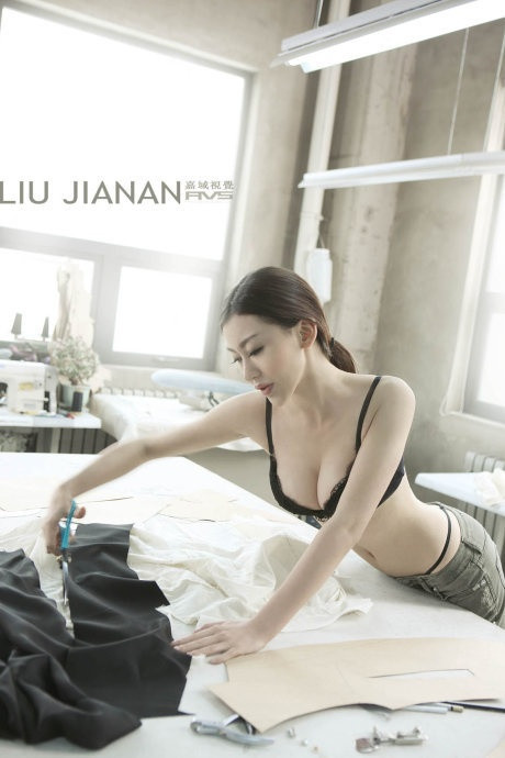 Củng Tân Lượng đi đầu xu hướng "khoe thân để nổi tiếng"