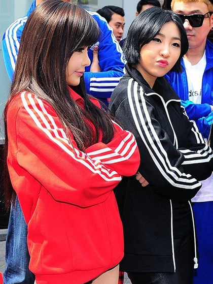 Park Bom cùng các thành viên của nhóm nhạc đình đám 2NE1 đã có mặt tại một sự kiện. 