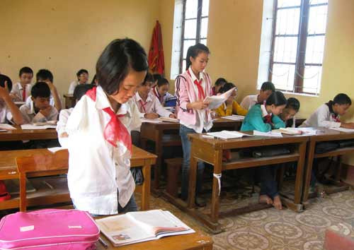 Thắm đọc một đoạn hội thoại tiếng Anh cùng với bạn trong lớp