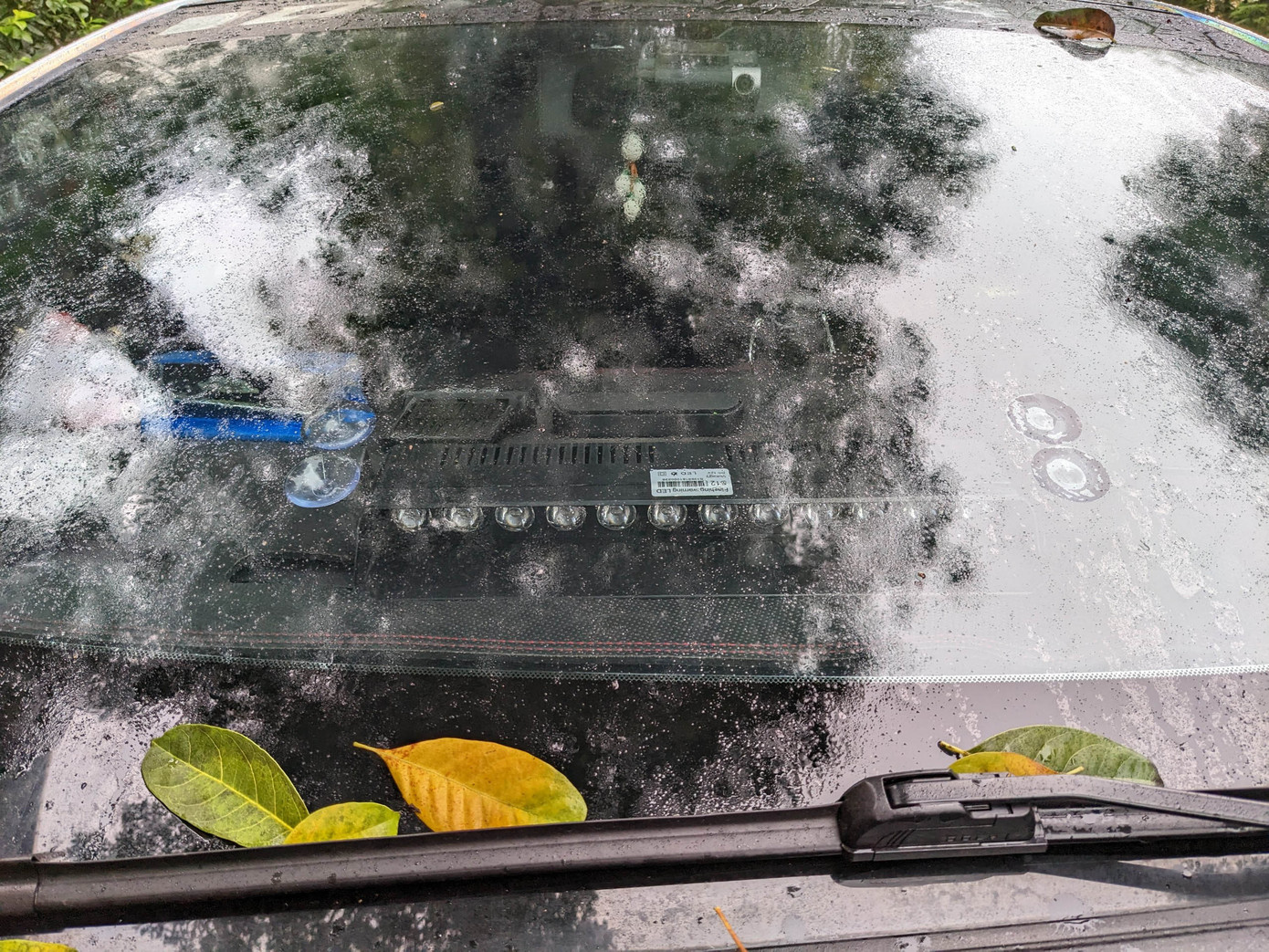 Xe ô tô bị niêm phong tạm giữ và đèn nháy được lắp trong xe.