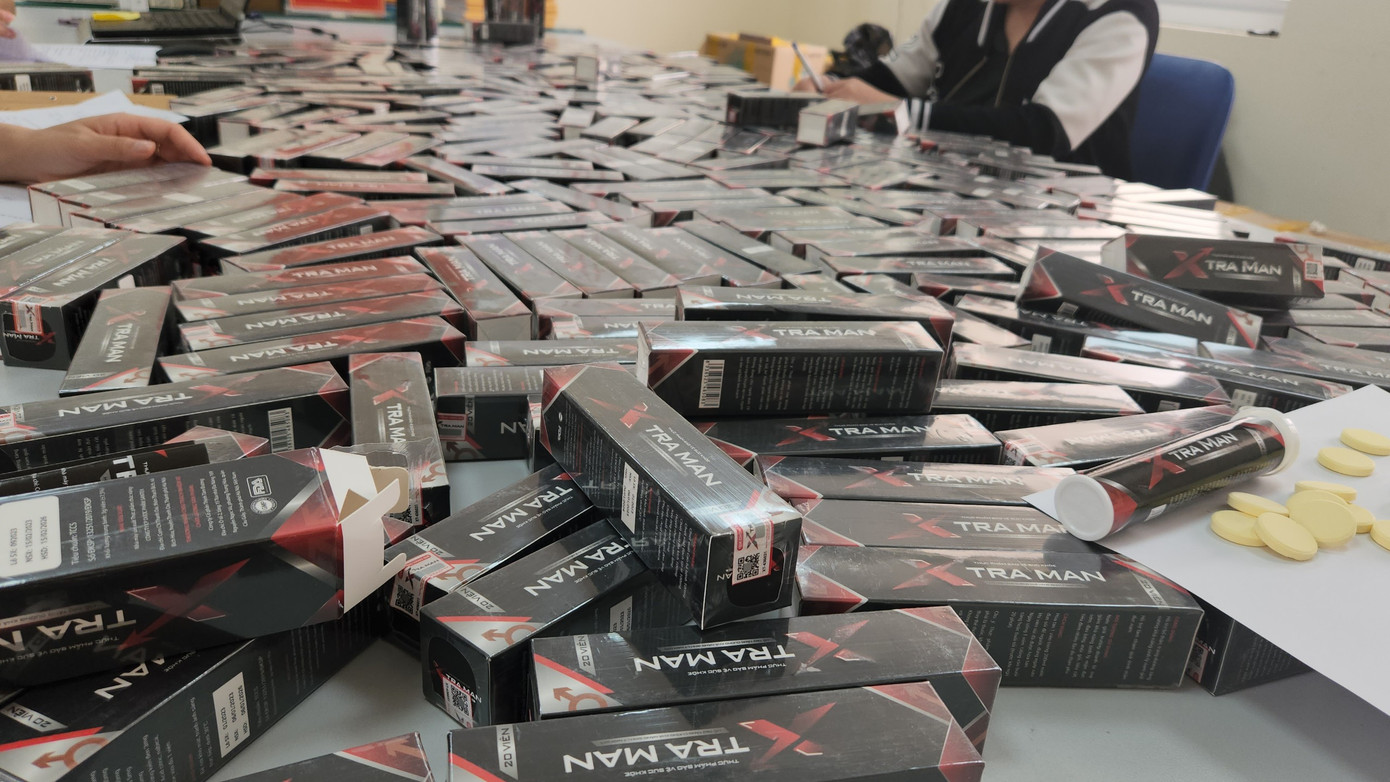 Số lượng lớn sản phẩm chức năng bị thu giữ.