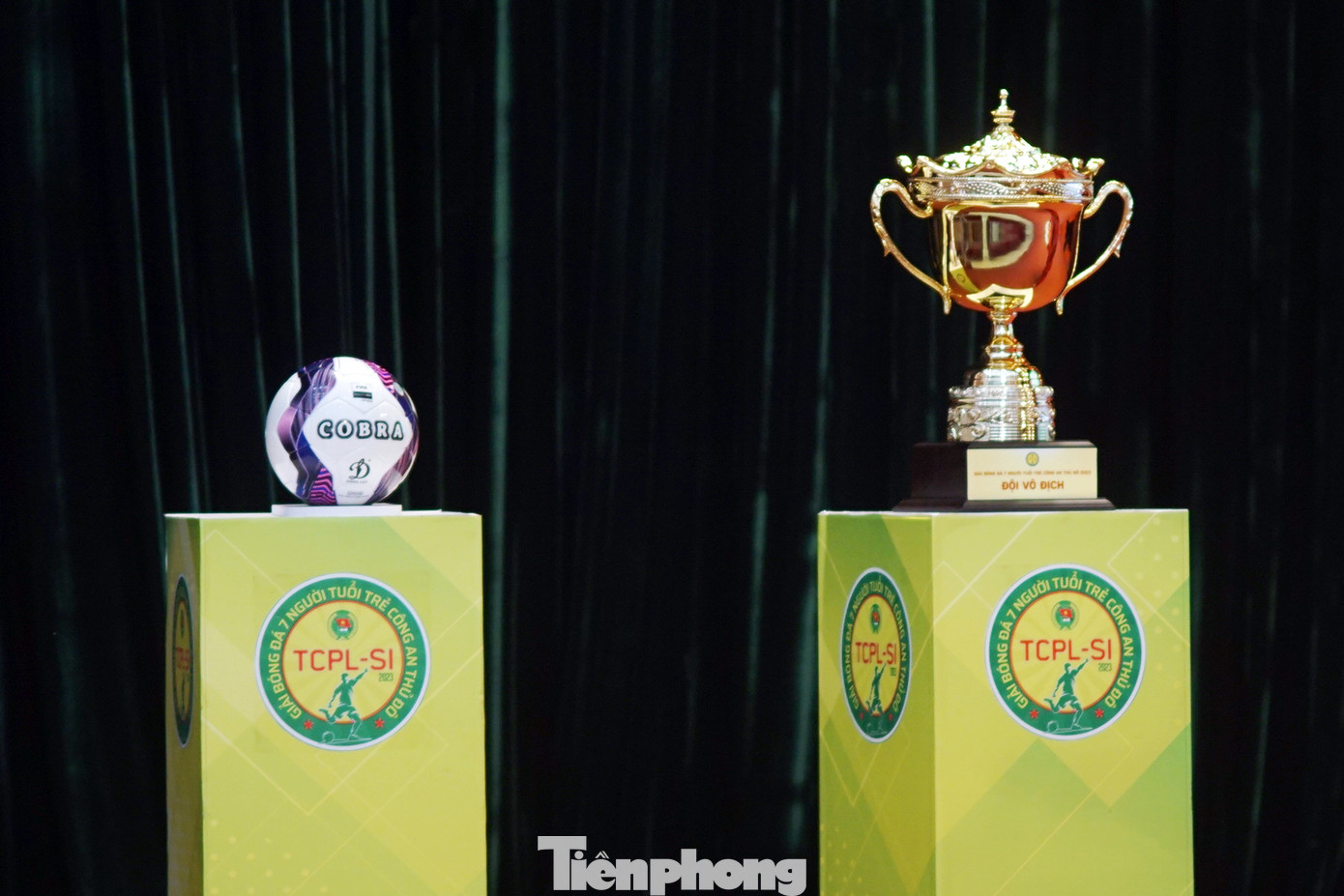 Cúp và quả bóng được Ban tổ chức ra mắt.