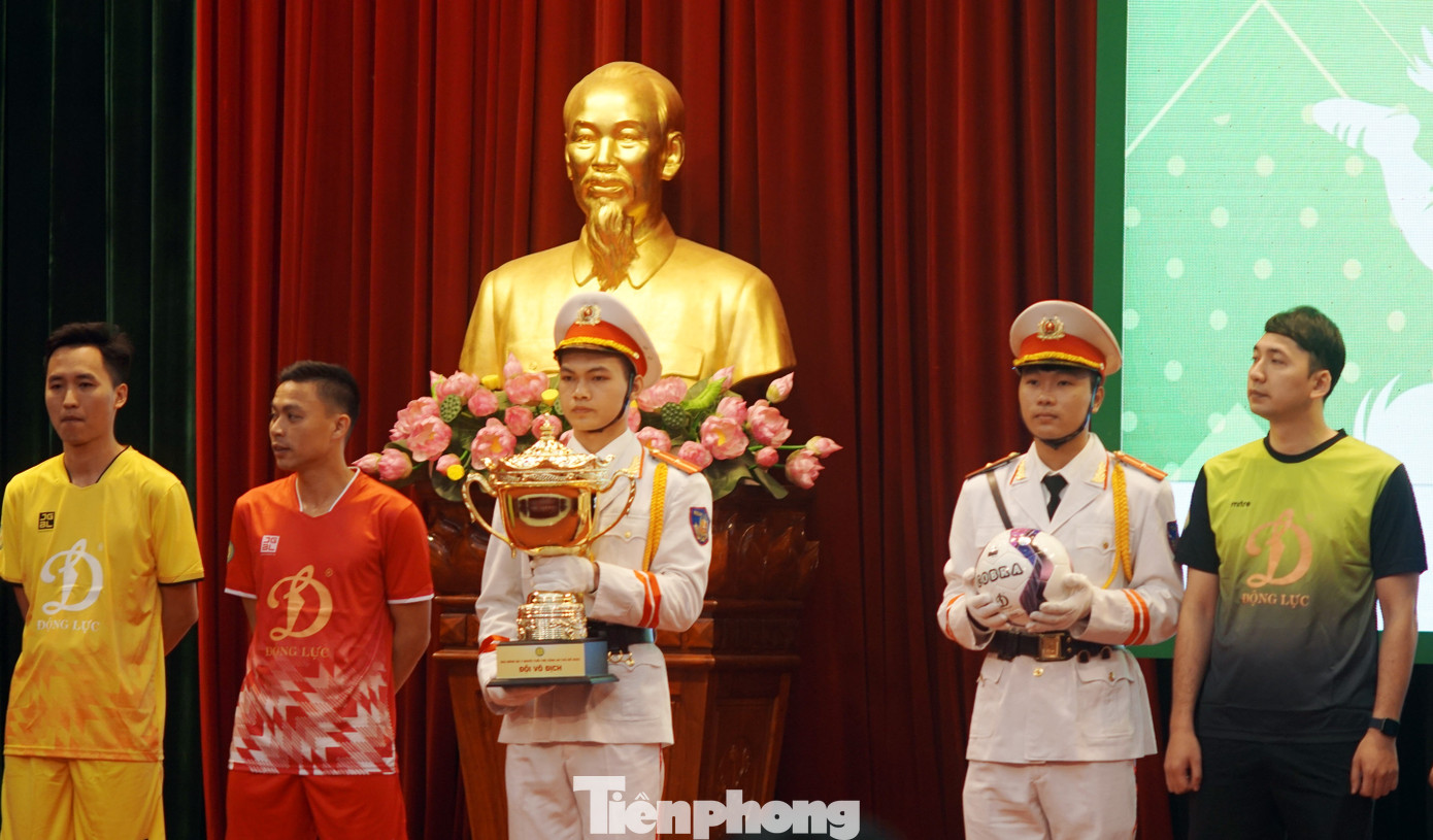 12 đội bóng đến từ các đơn vị thuộc Công an TP Hà Nội tham gia giải đấu.