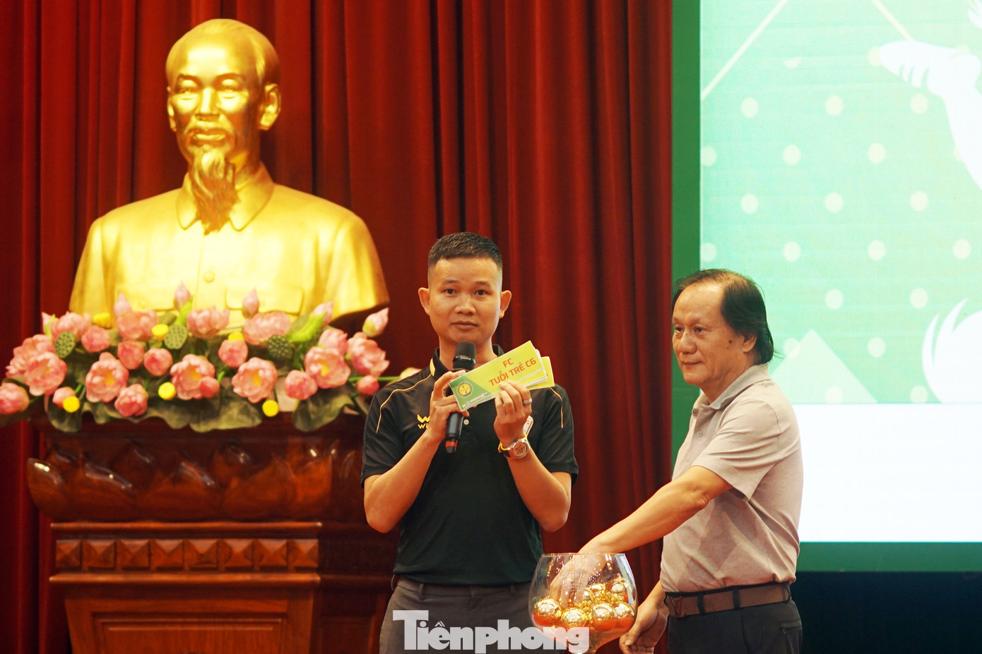 Bốc thăm chia bảng các đội tham gia.