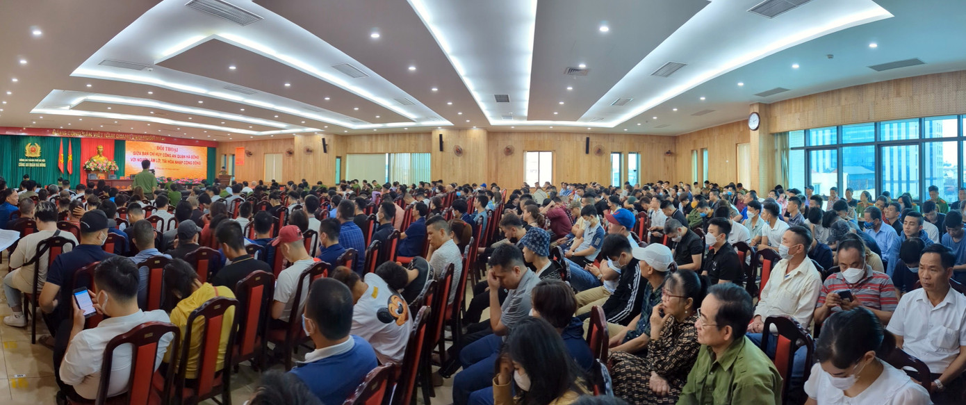 Hơn 300 người dân có mặt tại buổi đối thoại.