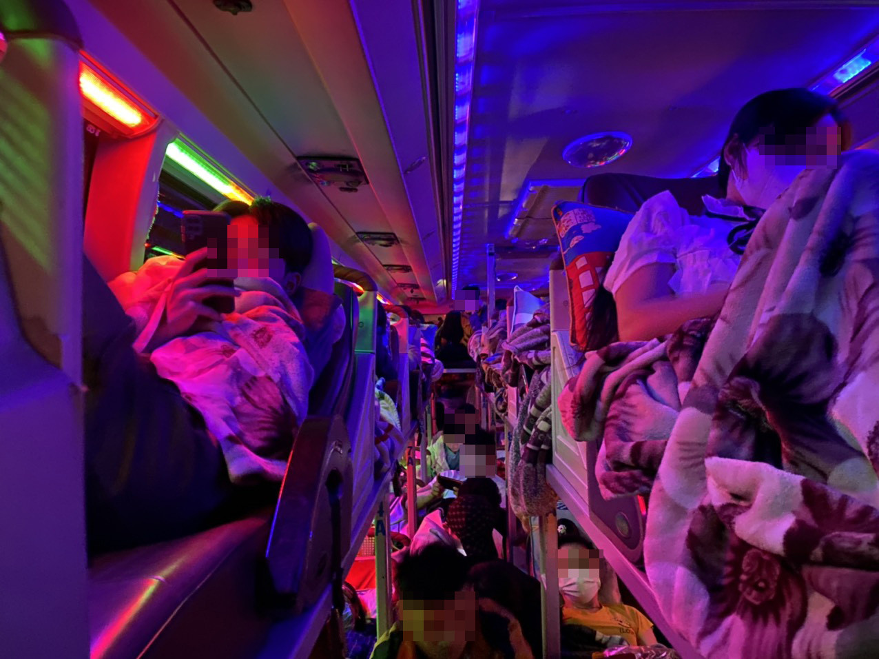 Xe giường nằm nhiều người phải ngồi trên lối đi. Xe giường nằm nhiều người phải ngồi trên lối đi.