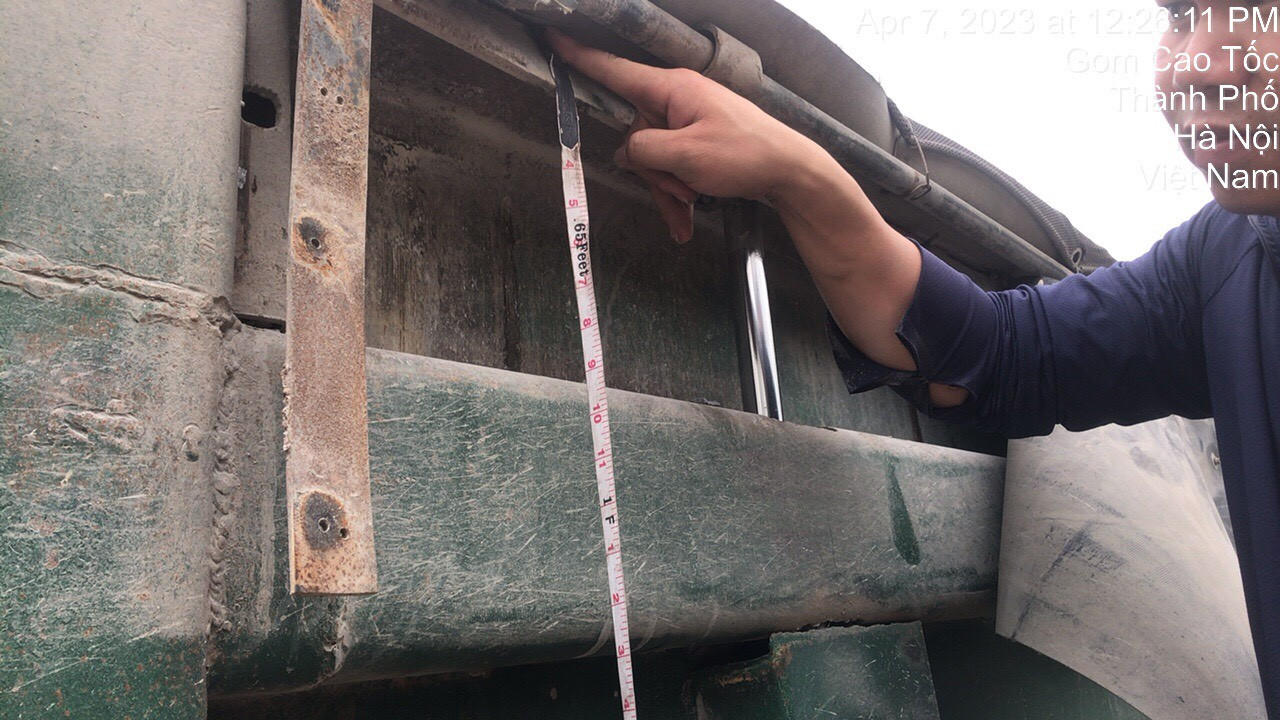 Phần thùng xe dùng kích thủy lực nâng hạ cao khoảng 20cm. Phần thùng xe dùng kích thủy lực nâng hạ cao khoảng 20cm.