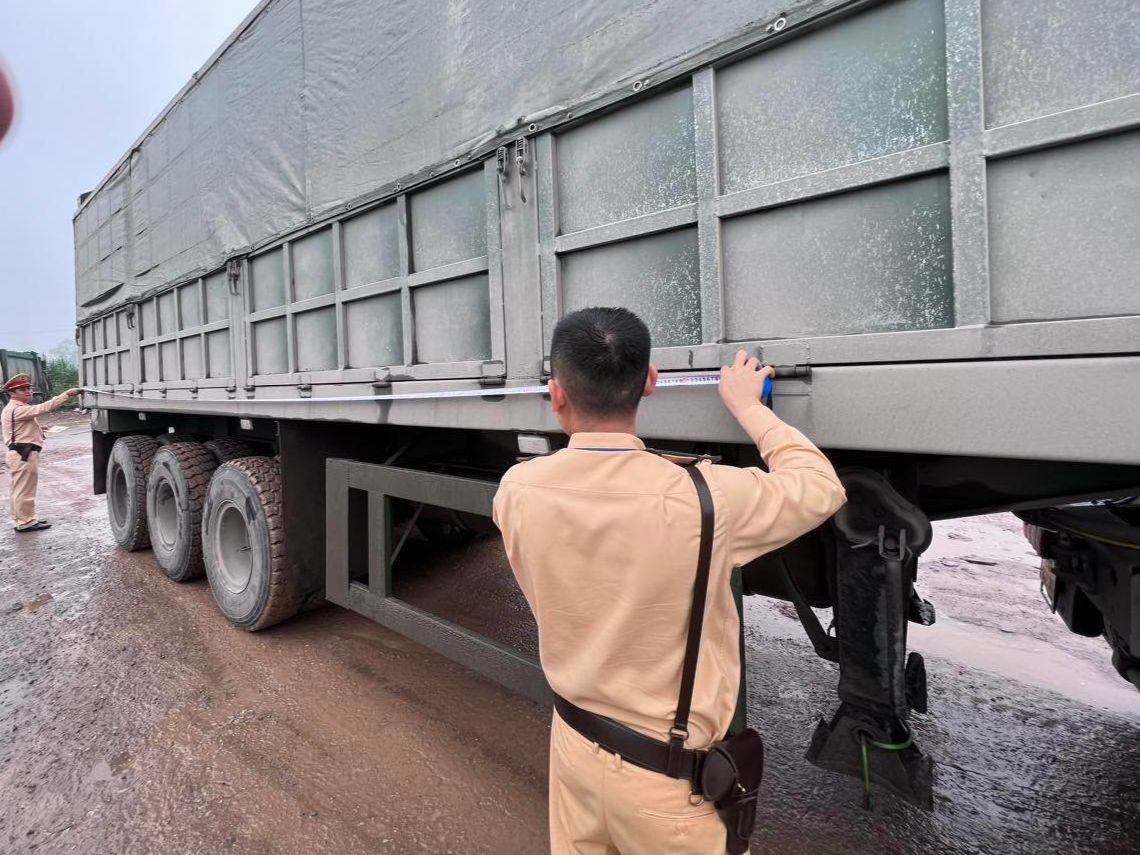 Xe chở cát quá tải trên 200%.