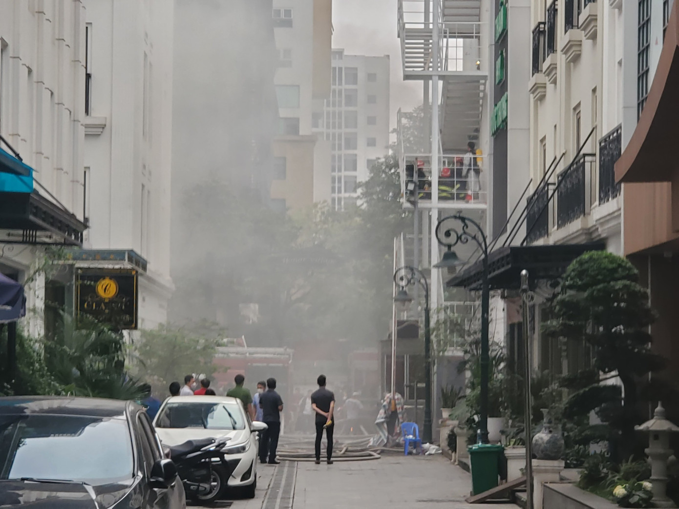 Lực lượng chức năng nỗ lực chữa cháy. Lực lượng chức năng nỗ lực chữa cháy.