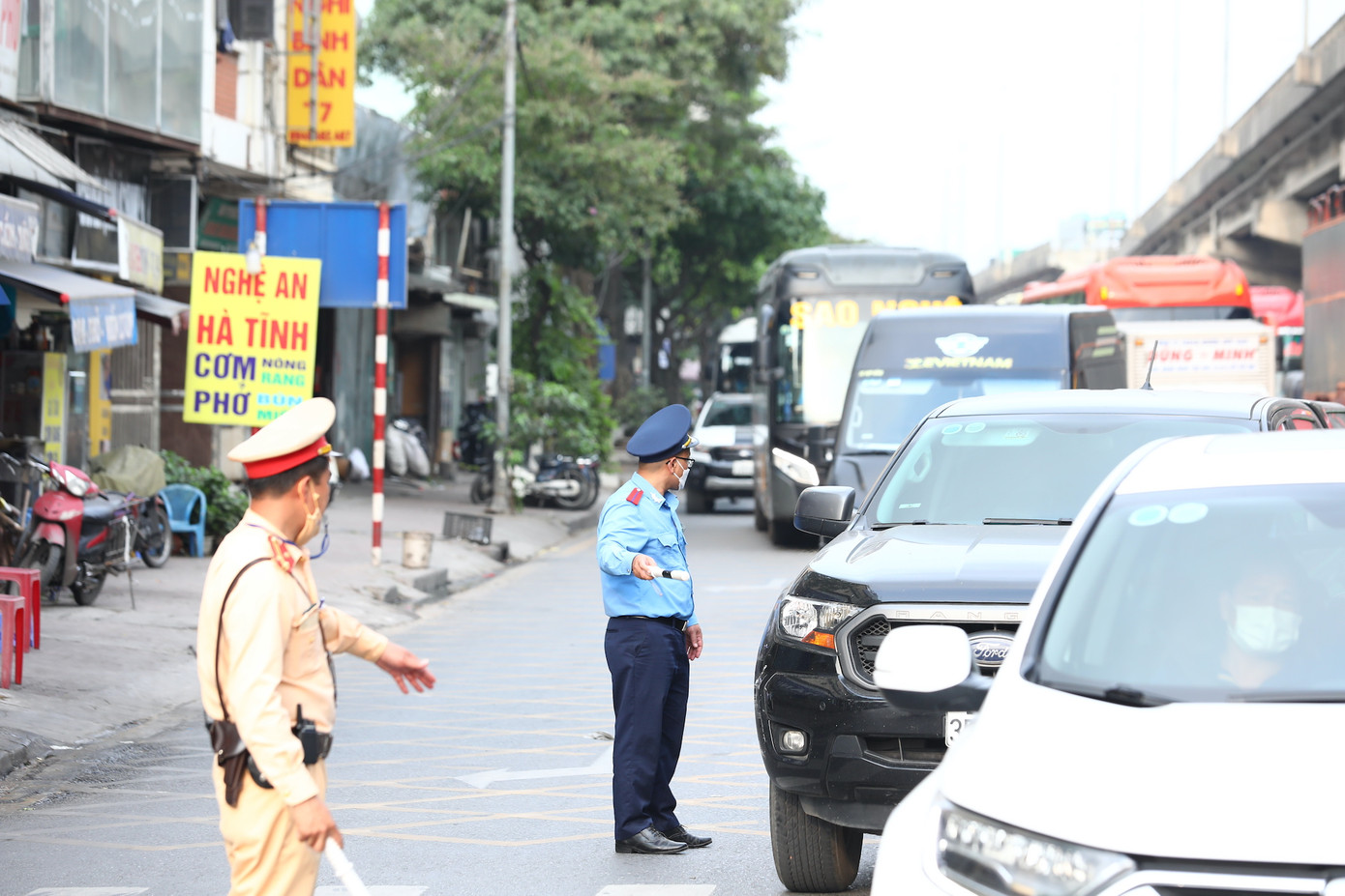 Tuyến đường hướng từ Thanh Trì về Giải Phóng giao thông tăng đột biến khiến các phương tiện di chuyển chậm.