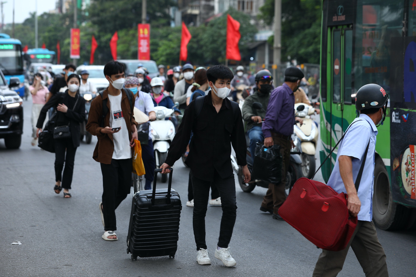 Trước khu vực Bến xe Giáp Bát và Nước Ngầm rất đông người dân.