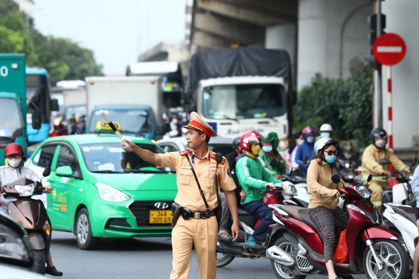 Theo chỉ huy Đội CSGT đường bộ số 14, Phòng CSGT Công an TP Hà Nội, ngay từ chiều cùng ngày đơn vị đã phân công cán bộ, chiến sĩ làm phối hợp với lực lượng Thanh tra giao thông, Cảnh sát trật tự, và Đoàn thanh niên điều tiết giao thông.