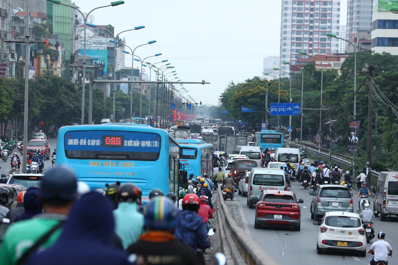 Điển hình, từ cầu vượt đường Trường Chinh hướng đi Giải Phóng ùn dài vào lúc hơn 15h cùng ngày.