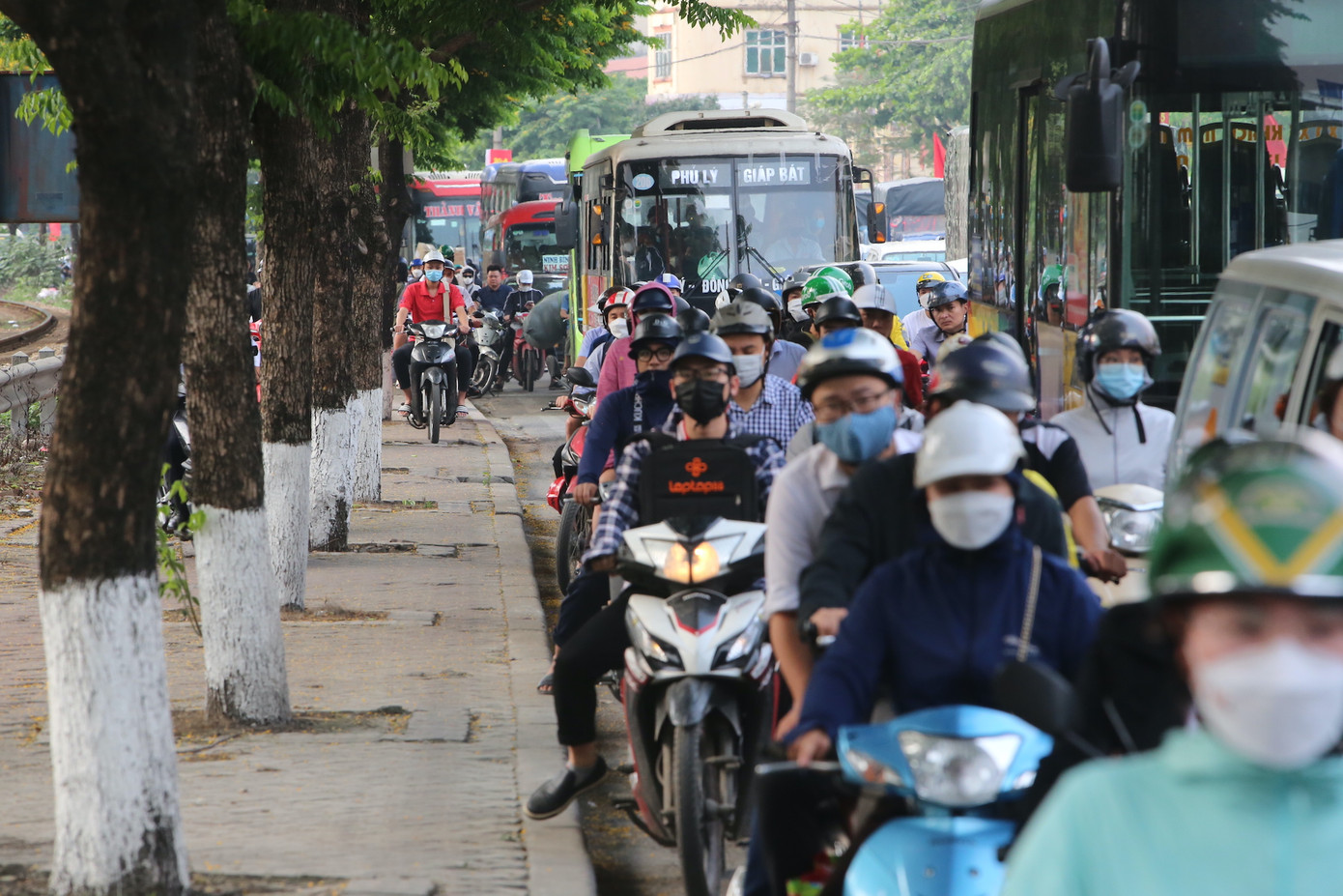 Chiều 28/4, ghi nhận của phóng viên tại khu vực đường Giải Phóng (Hà Nội) lưu lượng phương tiện tăng cao.