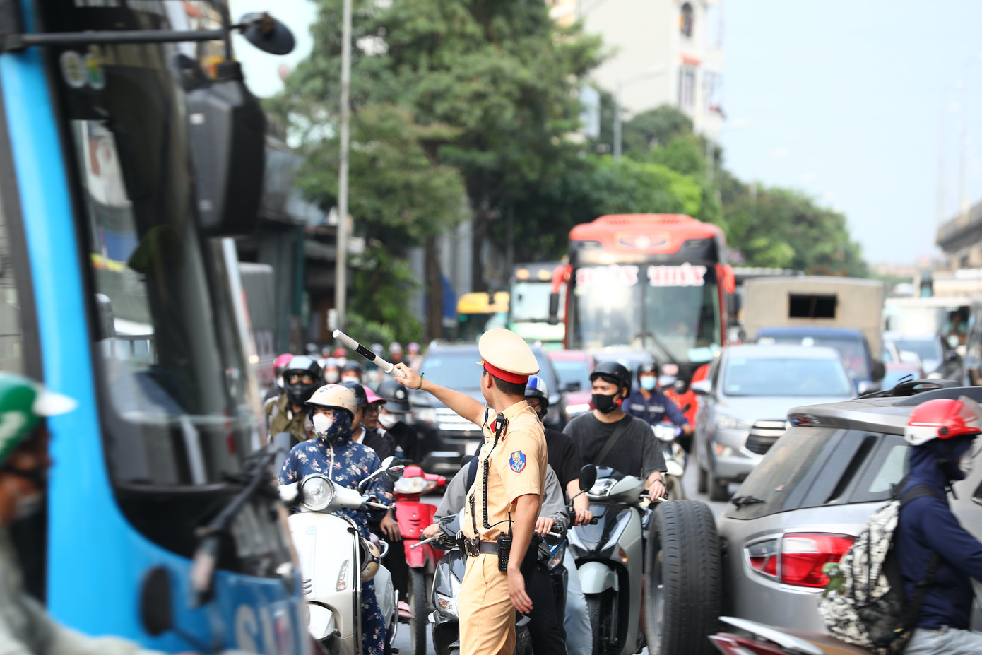 Nắm bắt tình hình này, Phòng CSGT Công an TP Hà Nội cũng như các Đội CSGT địa bàn đã lên phương án bố trí cán bộ, chiến sĩ ứng trực tại những nút giao thông, tuyến đường có lượng phương tiện lớn để phân luồng, hướng dẫn giao thông.