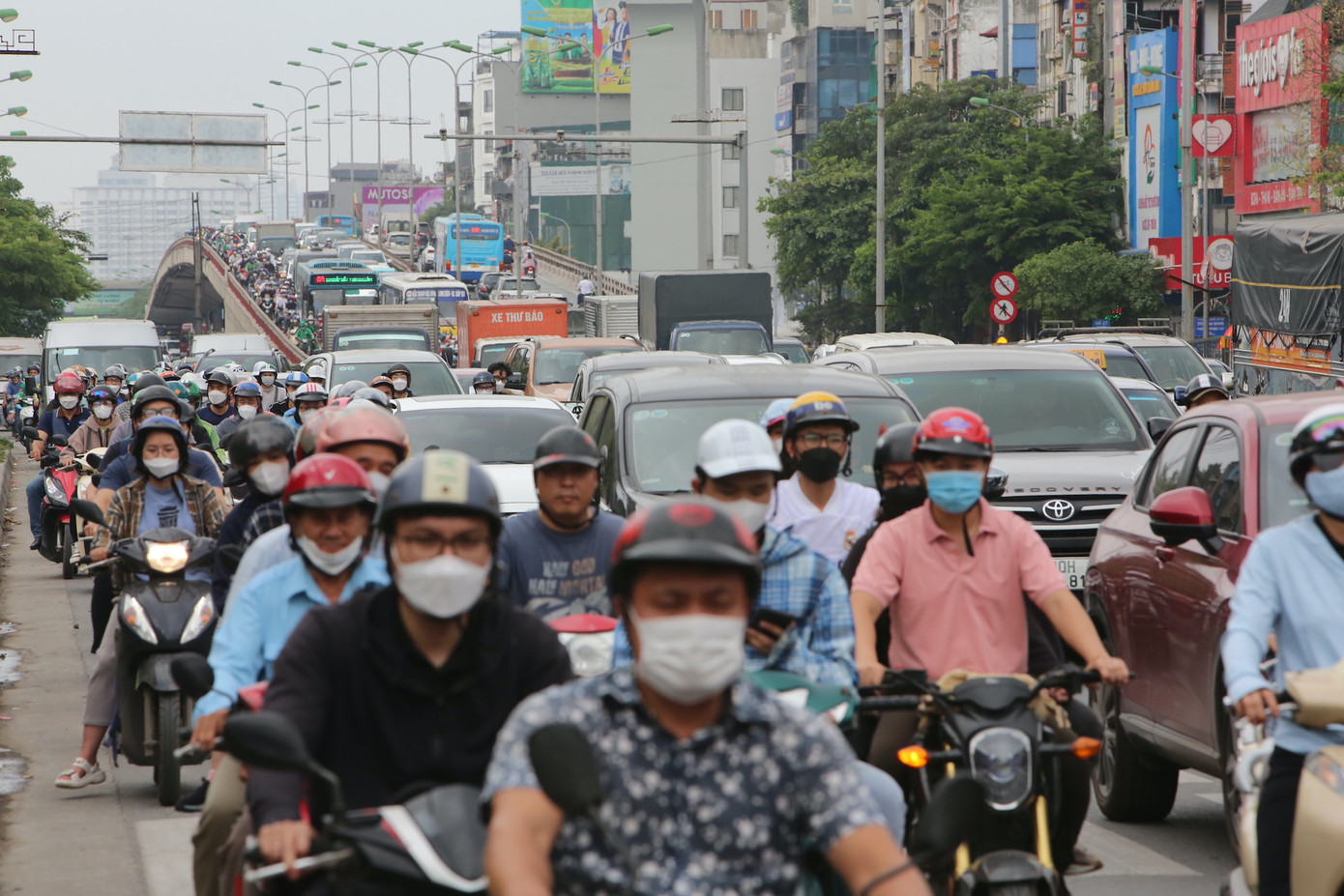 Phương tiện tăng cao trên đường Giải Phóng (Hà Nội) vào chiều 28/4. Phương tiện tăng cao trên đường Giải Phóng (Hà Nội) vào chiều 28/4.