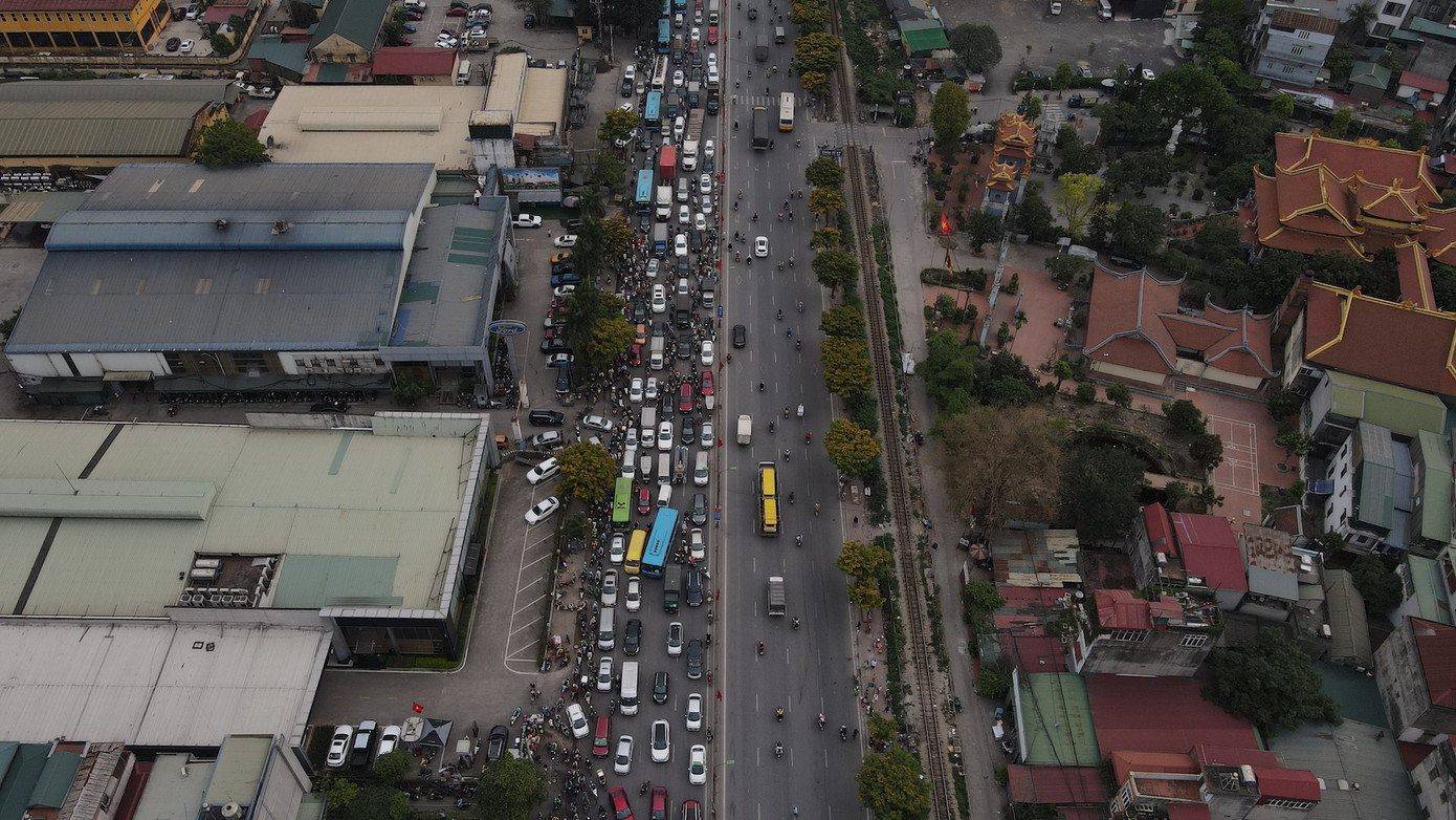 Ô tô xếp hàng dài trước khu vực đèn tín hiệu hướng Ngọc Hồi đi Giải Phóng.