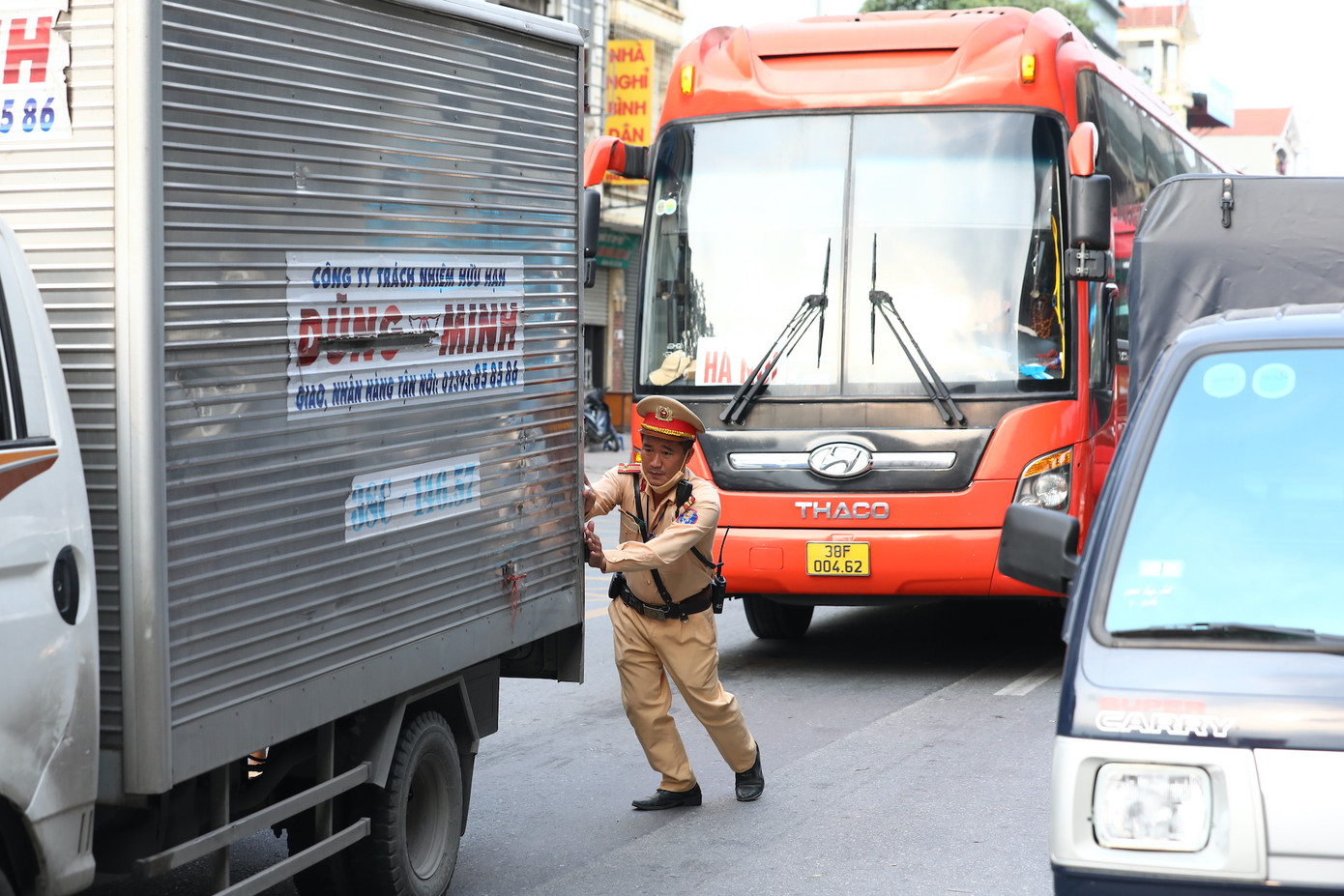 Một xe tải gặp sự cố, lực lượng CSGT hỗ trợ di chuyển tránh ùn tắc.