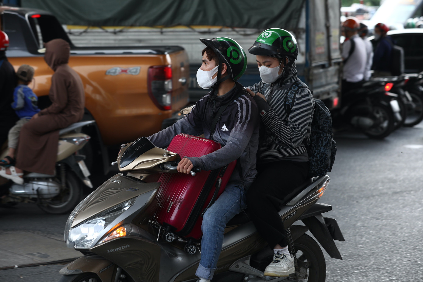 "Dự báo chiều tối nay và sáng sớm mai lưu lượng phương tiện tiếp tục tăng cao"- chỉ huy Đội CSGT đường bộ số 14 cho biết.