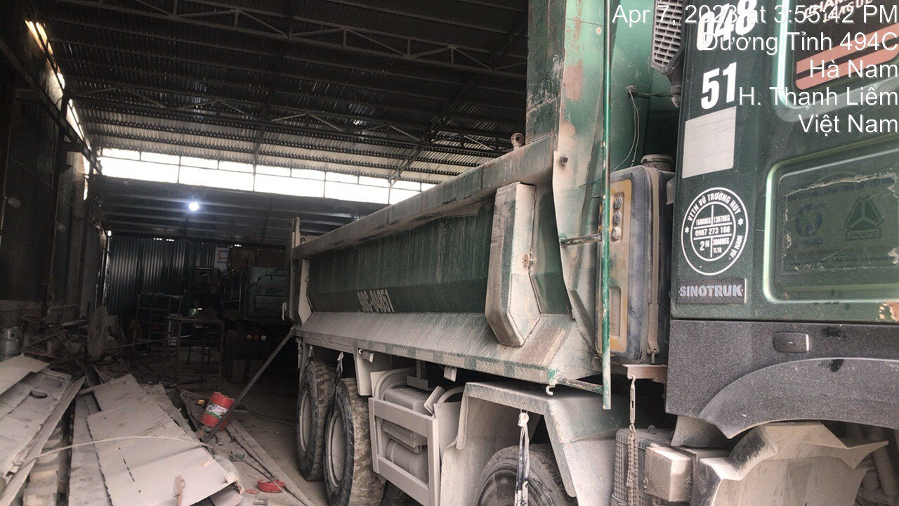 Xe bị tháo dỡ phần "độ" kích thủy lực. Xe bị tháo dỡ phần "độ" kích thủy lực.