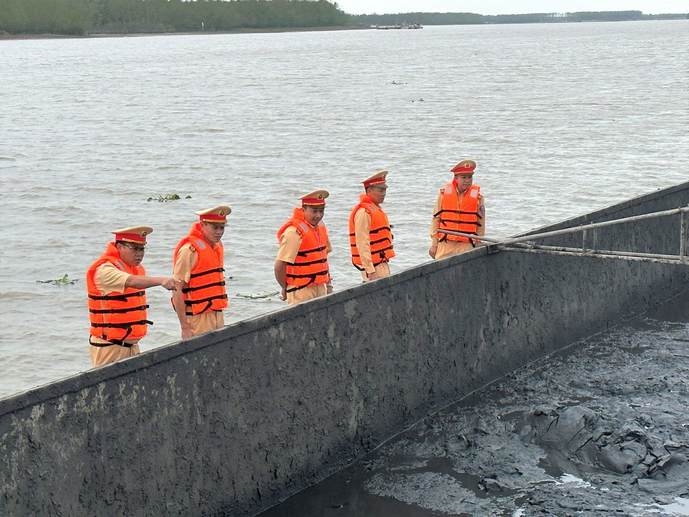 Số lượng lớn than bùn thu giữ.