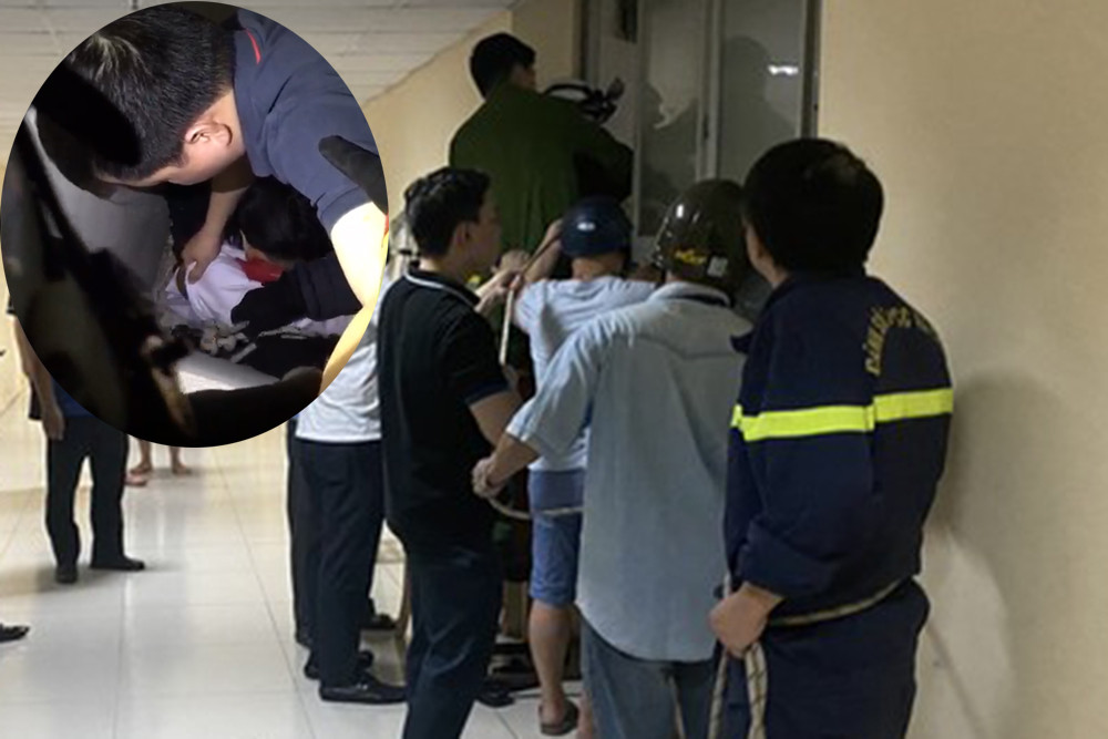 Lực lượng chức năng giải cứu cháu bé. Lực lượng chức năng giải cứu cháu bé.