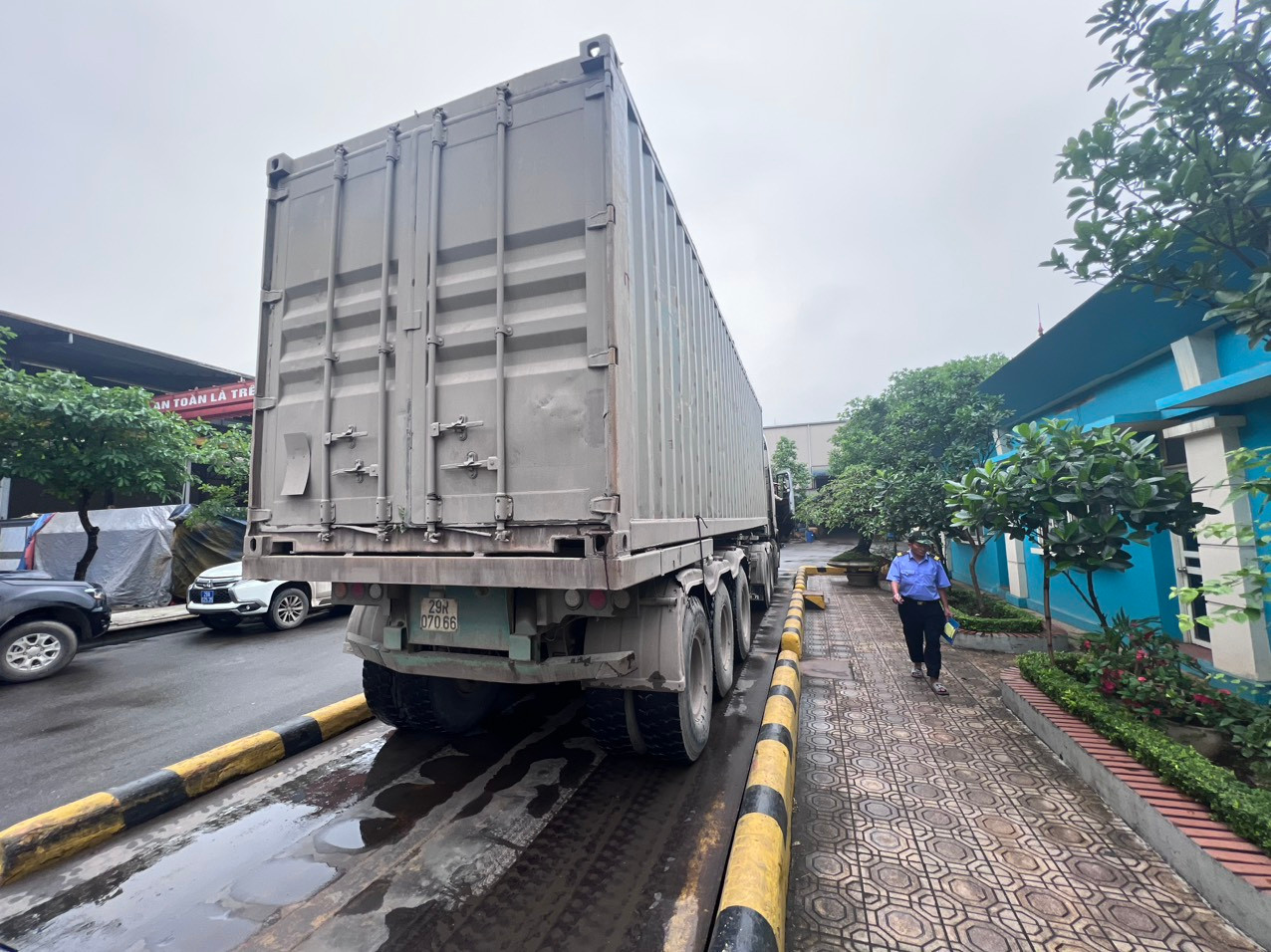 Thùng container cắt nóc chở cát quá tải hơn 150%.