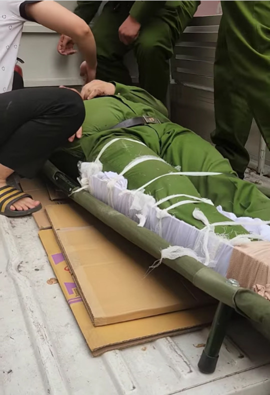 Chiến sĩ cảnh sát bị thương nặng ở chân. Ảnh Dũng Sky Chiến sĩ cảnh sát bị thương nặng ở chân. Ảnh Dũng Sky