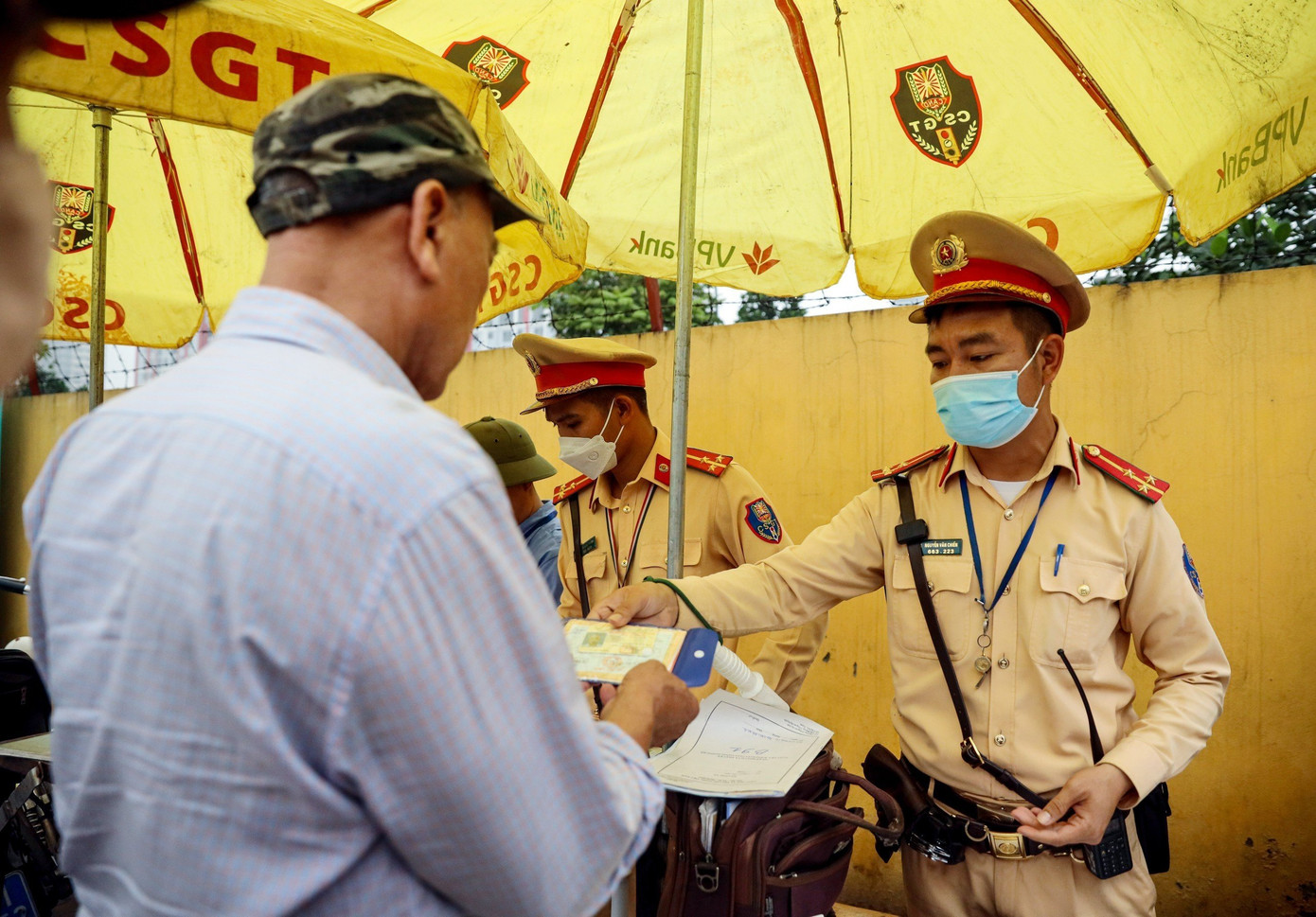 Nhiều tài xế được yêu cầu test nhanh chất kích thích.