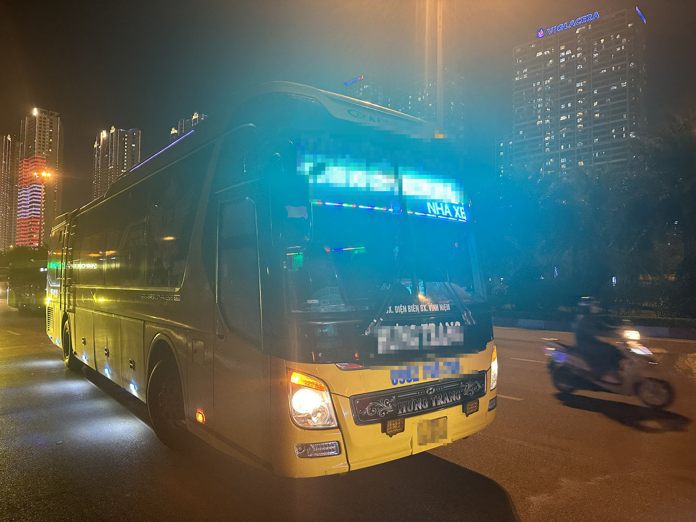 Cá biệt có những xe chở quá gần 20 hành khách. Cá biệt có những xe chở quá gần 20 hành khách.