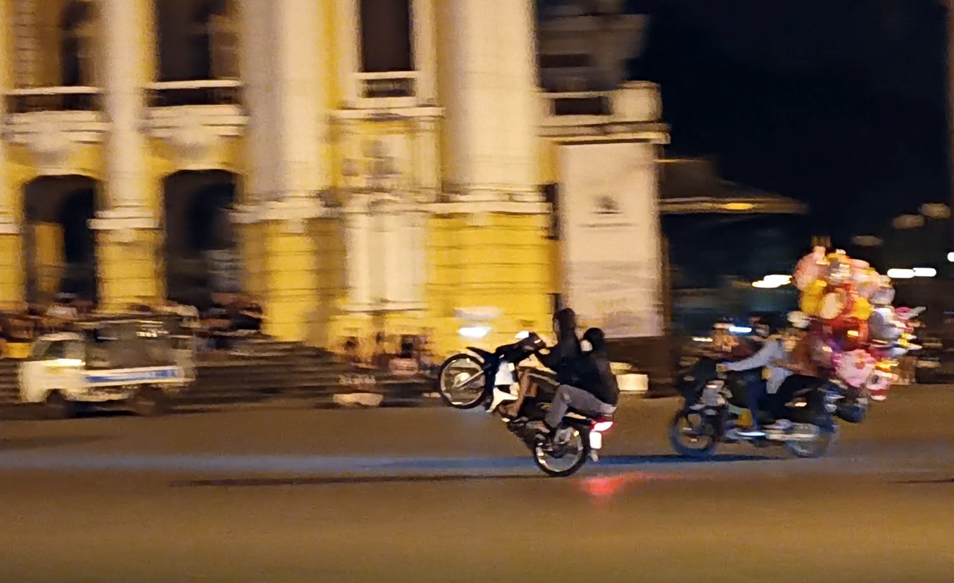 Thanh niên đi xe máy "bốc đầu" trước Nhà hát Lớn. Ảnh: Thanh Phong