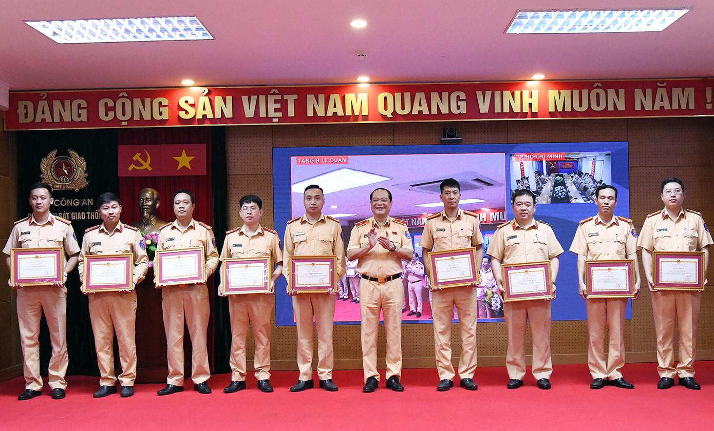Lãnh đạo Cục CSGT trao giấy khen cho cán bộ, chiến sĩ tham gia hỗ trợ công tác đăng kiểm. Lãnh đạo Cục CSGT trao giấy khen cho cán bộ, chiến sĩ tham gia hỗ trợ công tác đăng kiểm.