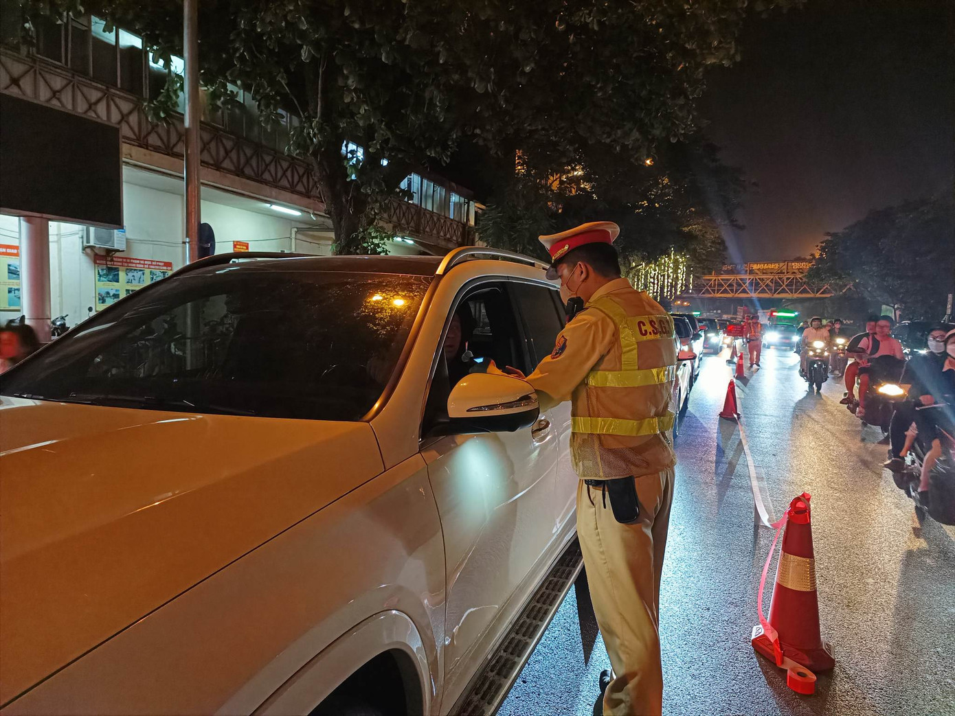 Lực lượng CSGT kiểm tra nồng độ cồn tài xế trên đường. Lực lượng CSGT kiểm tra nồng độ cồn tài xế trên đường.