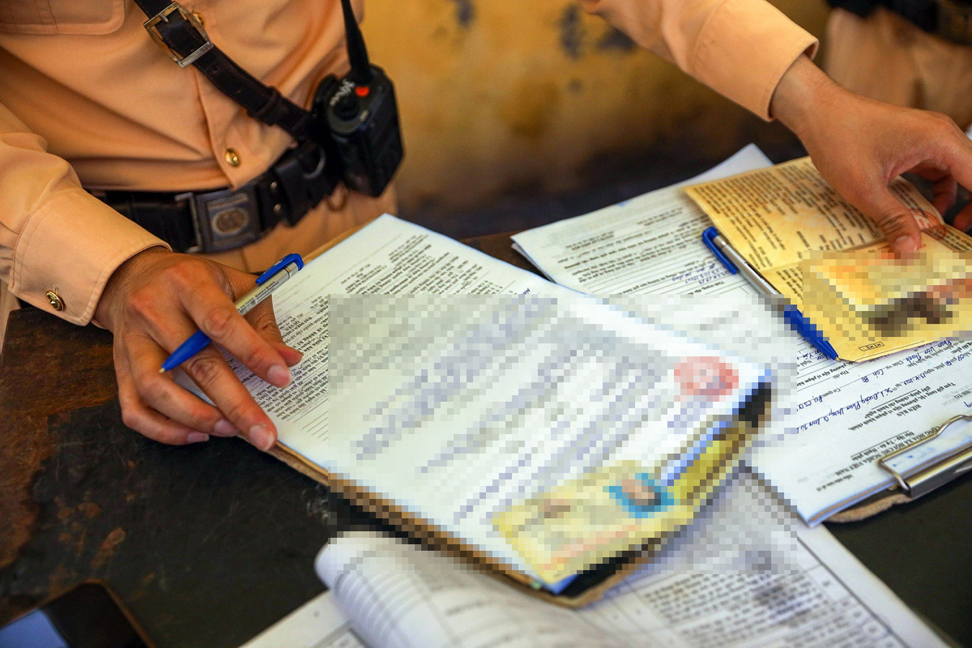 Lực lượng chức năng lập biên bản trường hợp vi phạm.