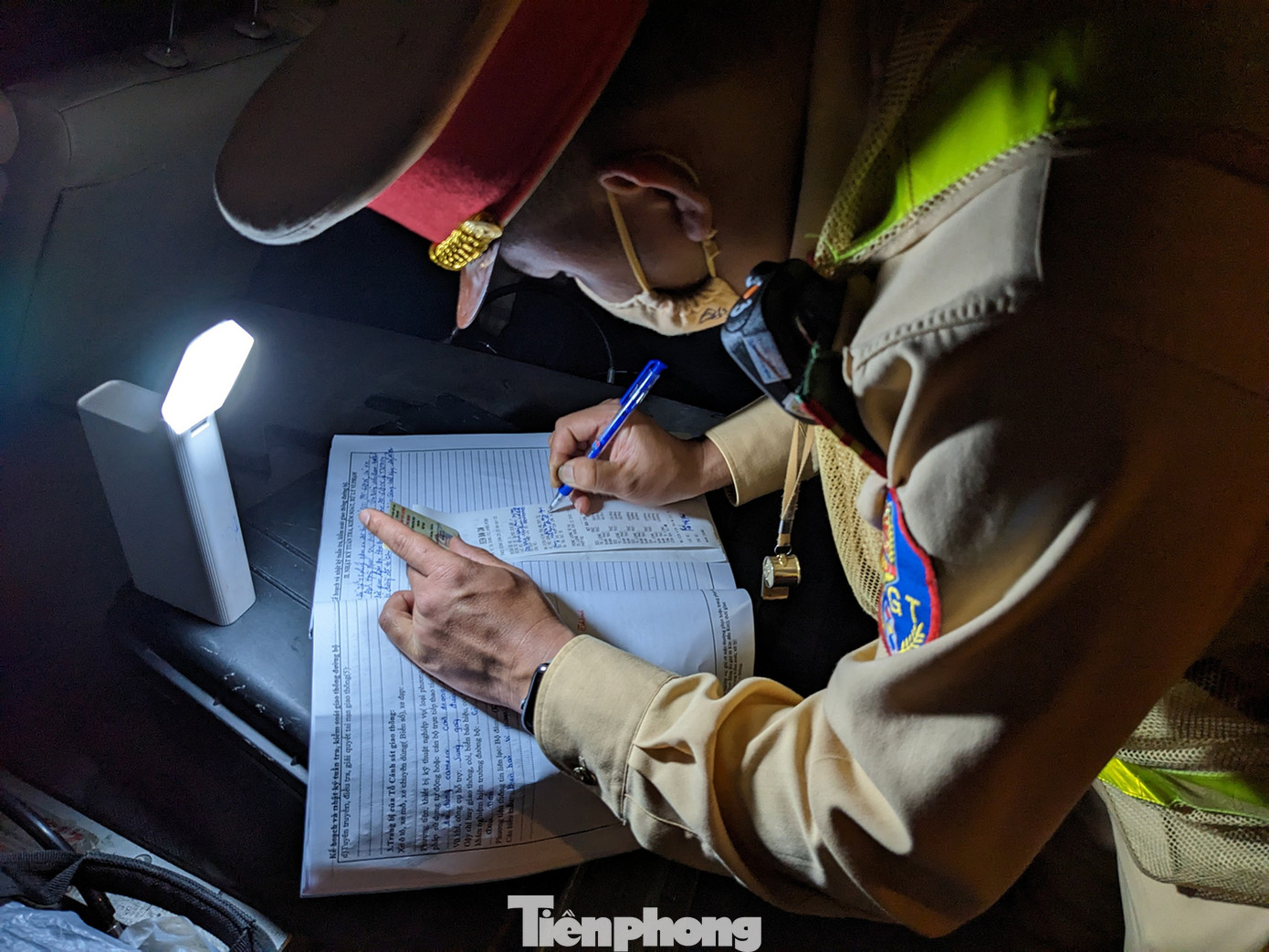 Cán bộ tổ công tác ghi phiếu cân tải trọng.